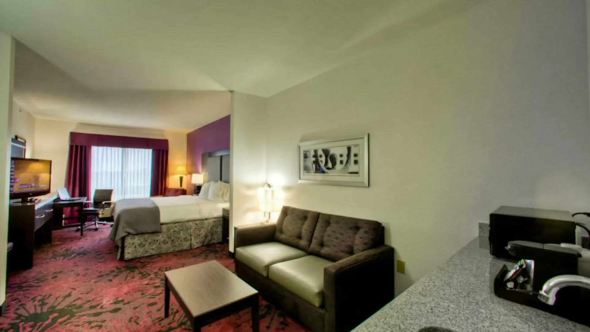 Holiday Inn Express & Suites Columbus - Polaris, An Ihg Hotel 3*,